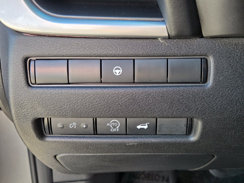 Certified 2025 Nissan Rogue SV FWD image 31