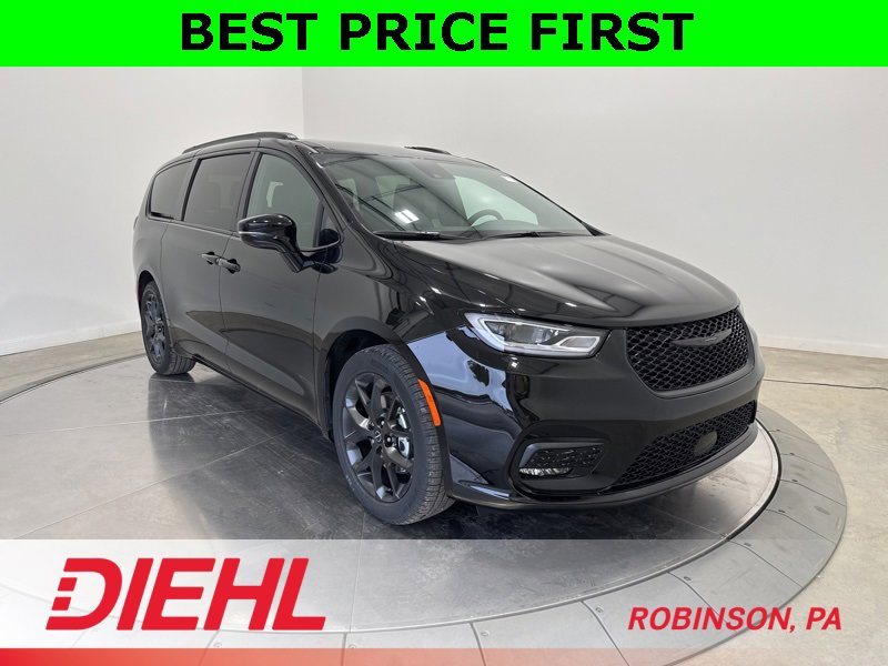 New 2026 Chrysler Pacifica Select