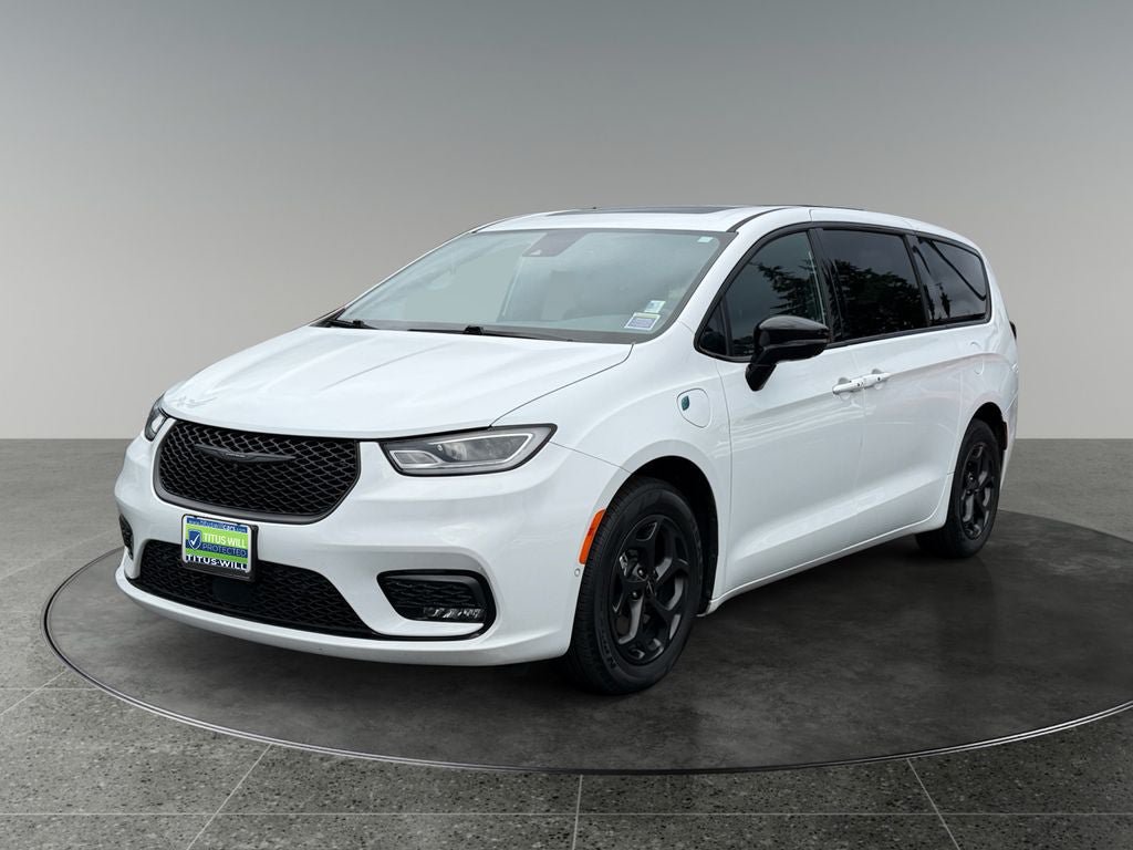 Used 2023 Chrysler Pacifica Limited w/ Uconnect Theater Family Group FWD image 3