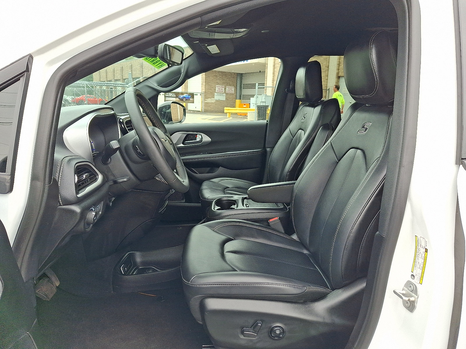 Used 2024 Chrysler Pacifica Limited FWD image 14