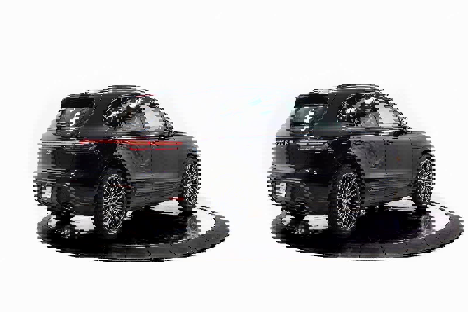 Certified 2025 Porsche Macan image 7