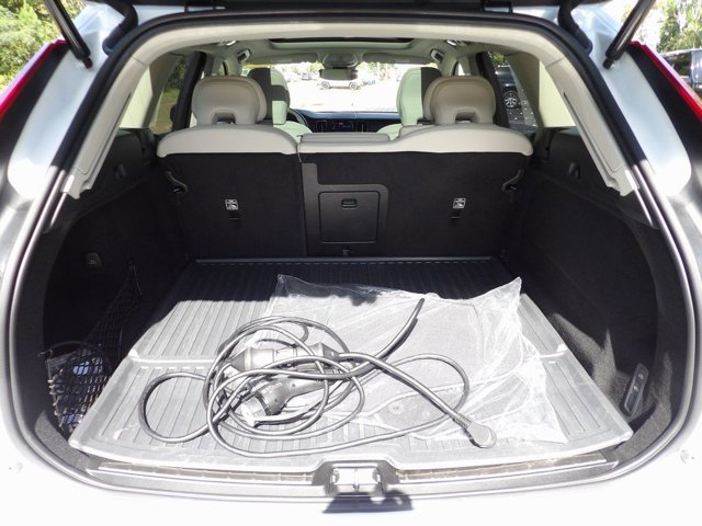 Certified 2023 Volvo XC60 T8 Ultimate w/ Climate Package image 24