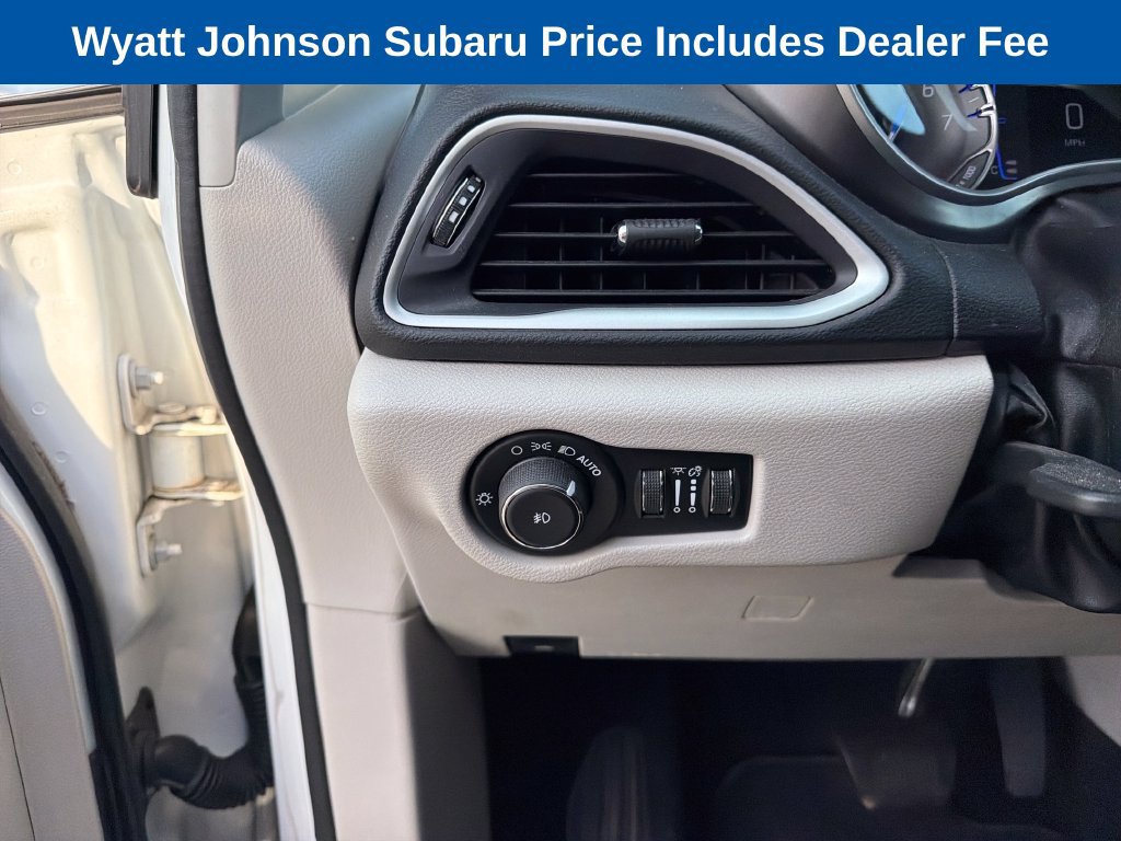 Used 2020 Chrysler Pacifica Touring FWD image 22