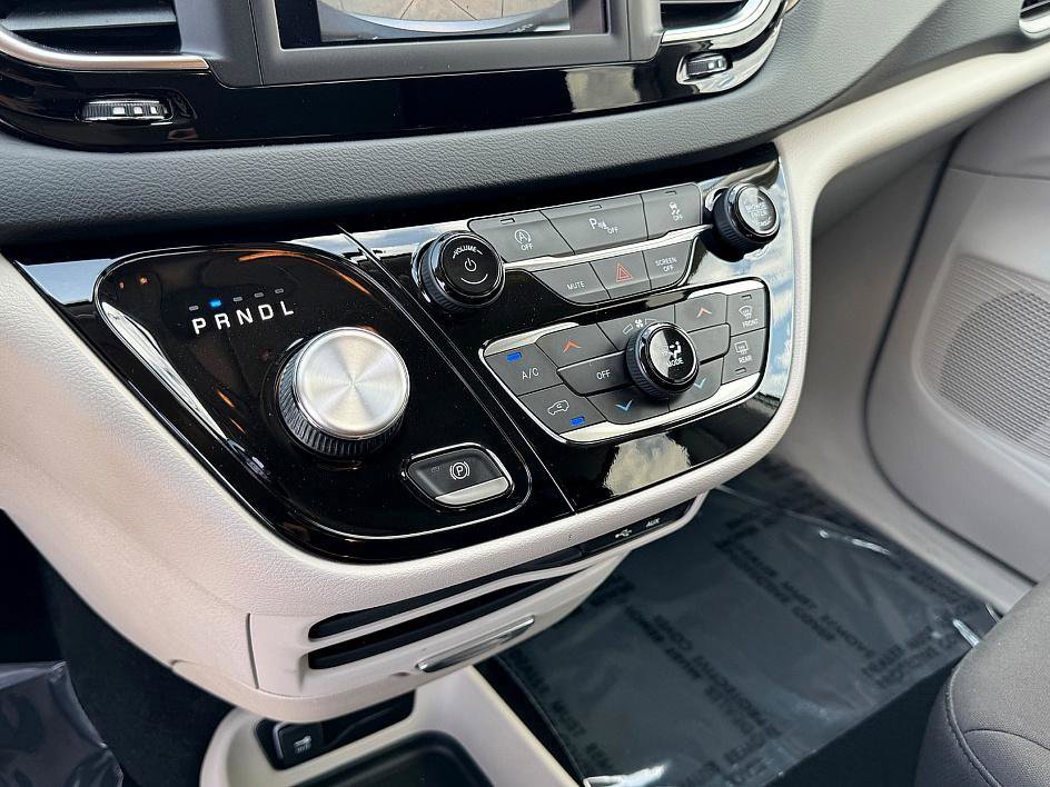 Used 2020 Chrysler Voyager L image 25