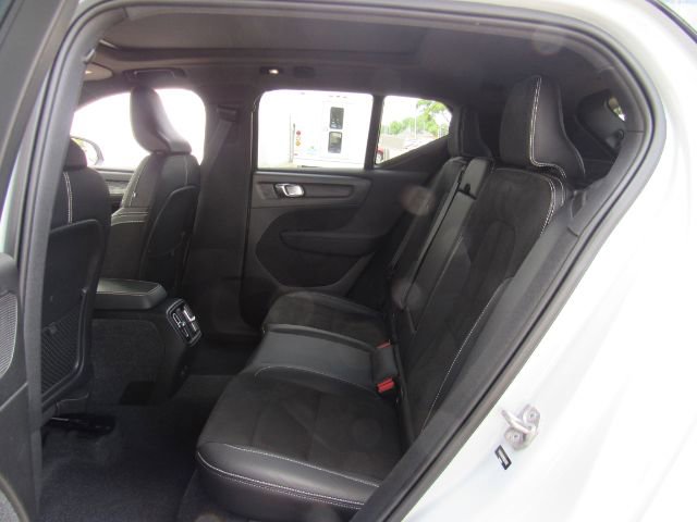 Used 2022 Volvo XC40 P8 Recharge Plus image 19