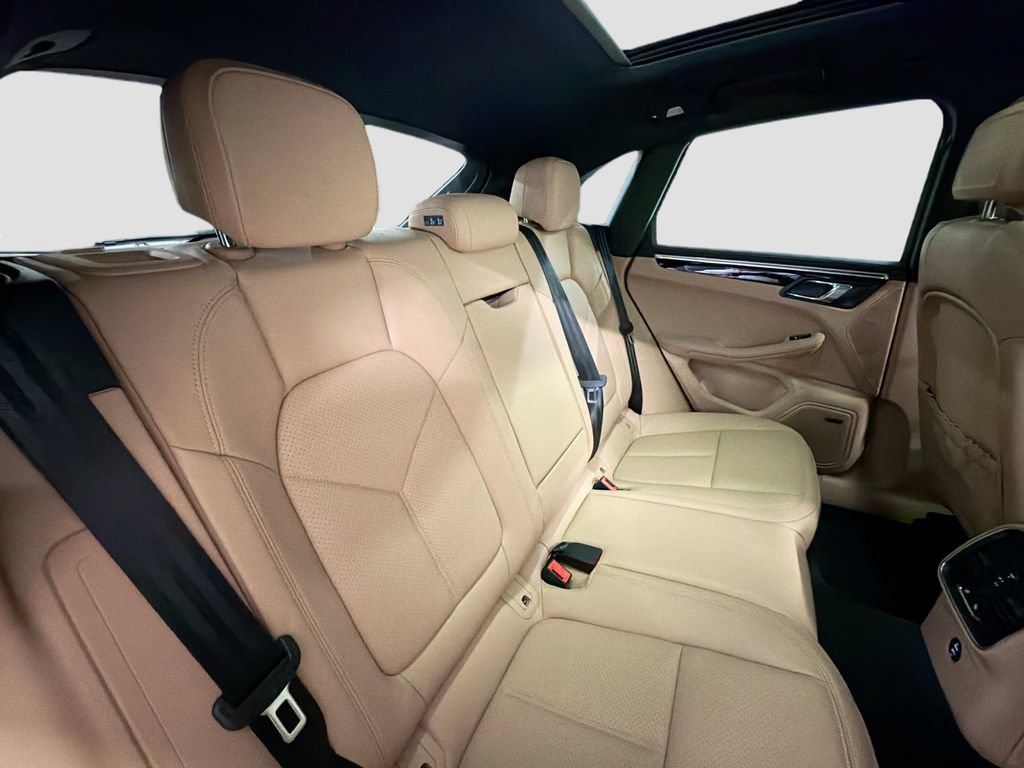 Certified 2025 Porsche Macan AWD/4WD image 28