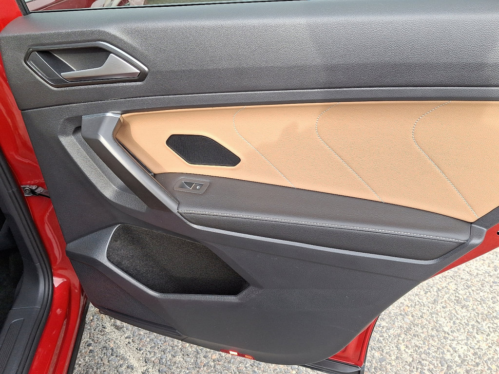 Used 2023 Volkswagen Tiguan SE w/ Panoramic Sunroof Package image 13