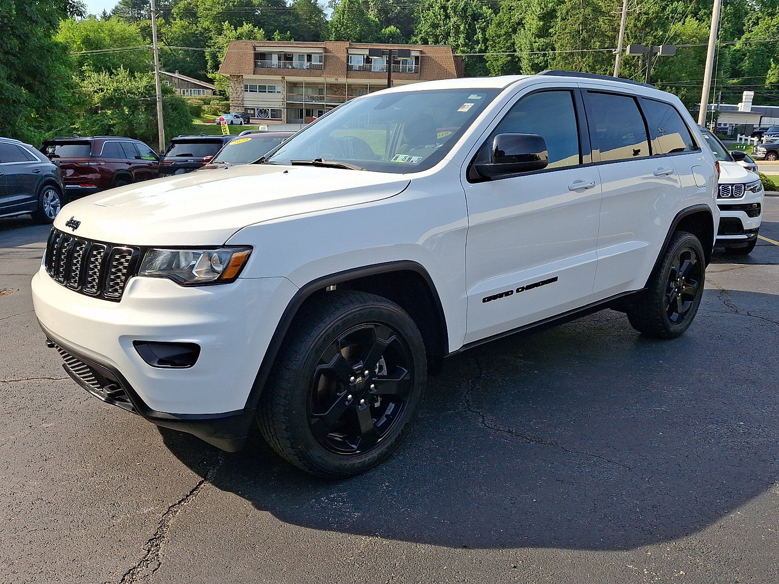 Certified 2019 Jeep Grand Cherokee Laredo AWD/4WD image 3