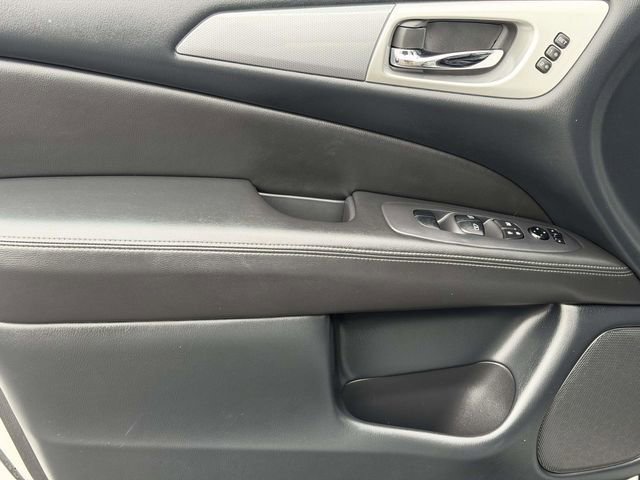 Used 2019 Nissan Pathfinder SL image 11