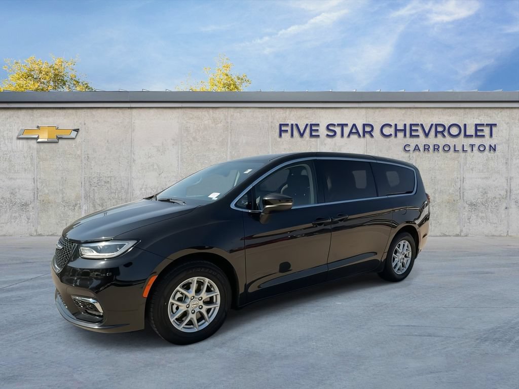 Used 2023 Chrysler Pacifica Touring-L FWD image 4