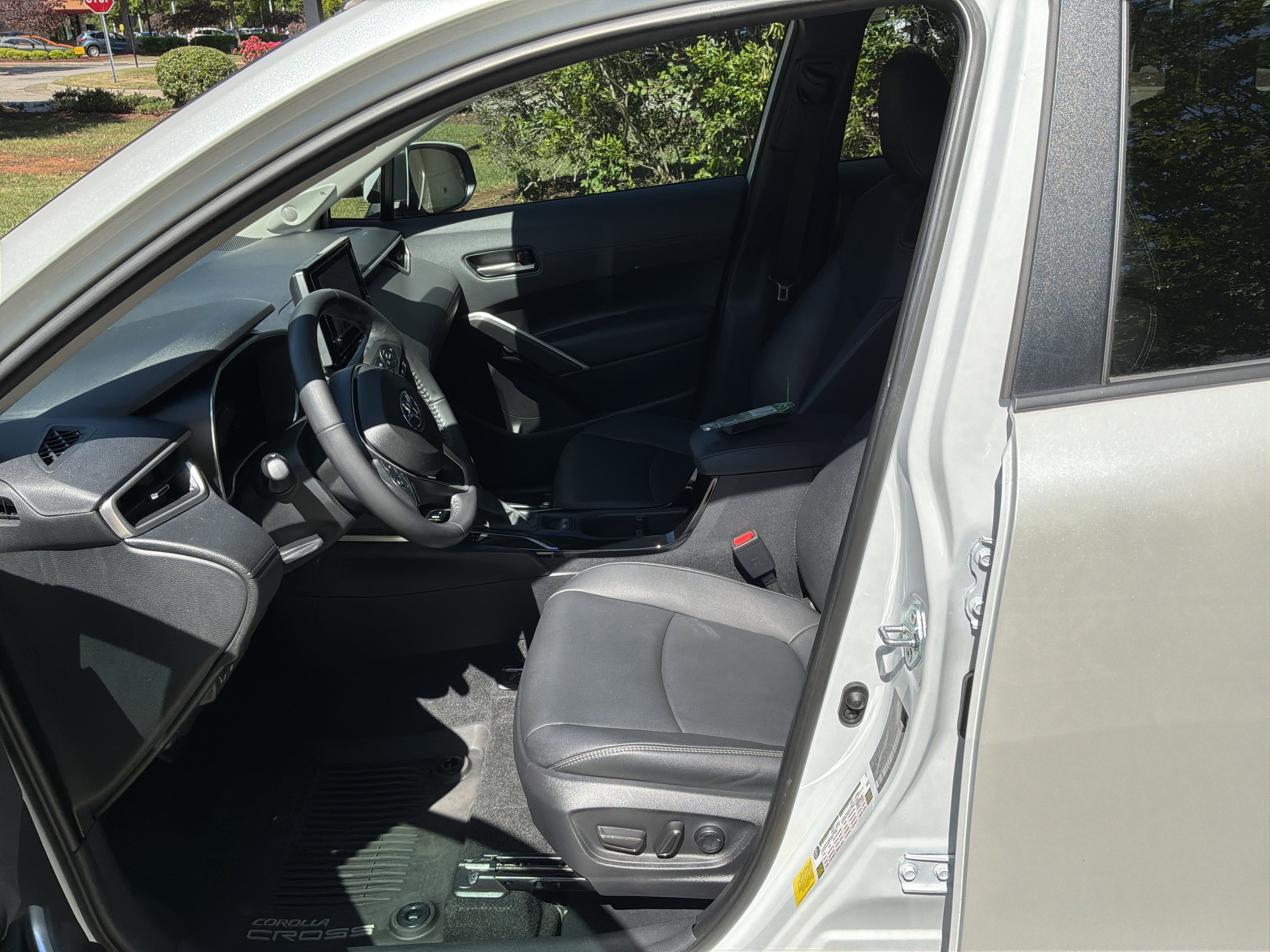 Used 2023 Toyota Corolla Cross XLE w/ Convenience Package FWD image 16