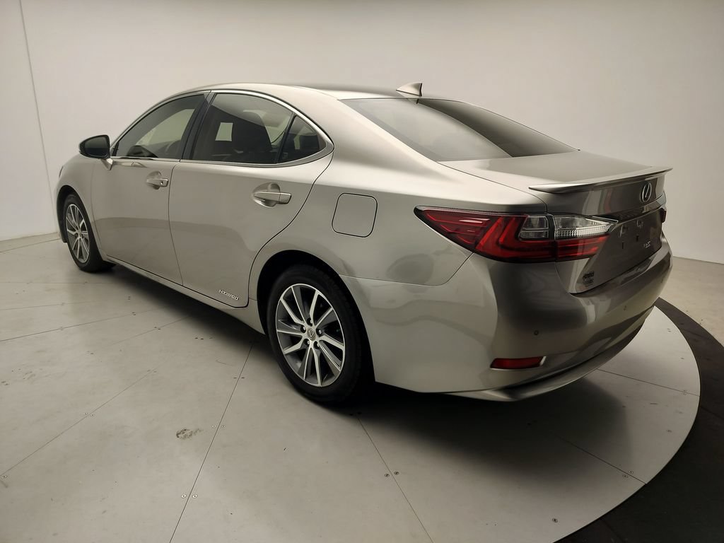 Used 2017 Lexus ES 300h FWD image 4