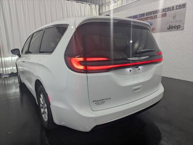 New 2026 Chrysler Pacifica Select image 39