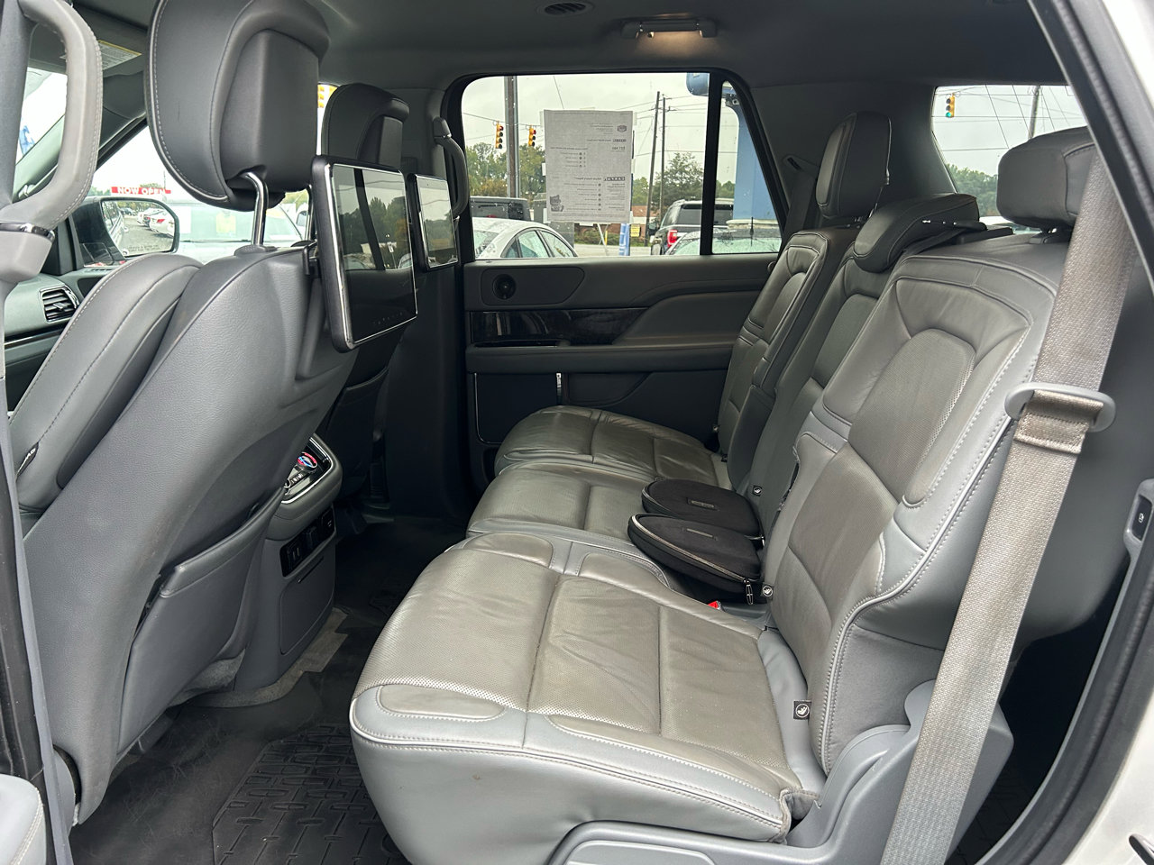 Used 2019 Lincoln Navigator Select image 11