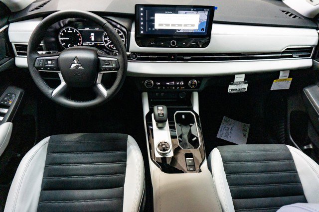 New 2025 Mitsubishi Outlander SE image 15