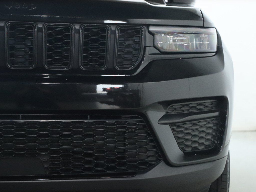 Used 2025 Jeep Grand Cherokee Altitude AWD/4WD image 7