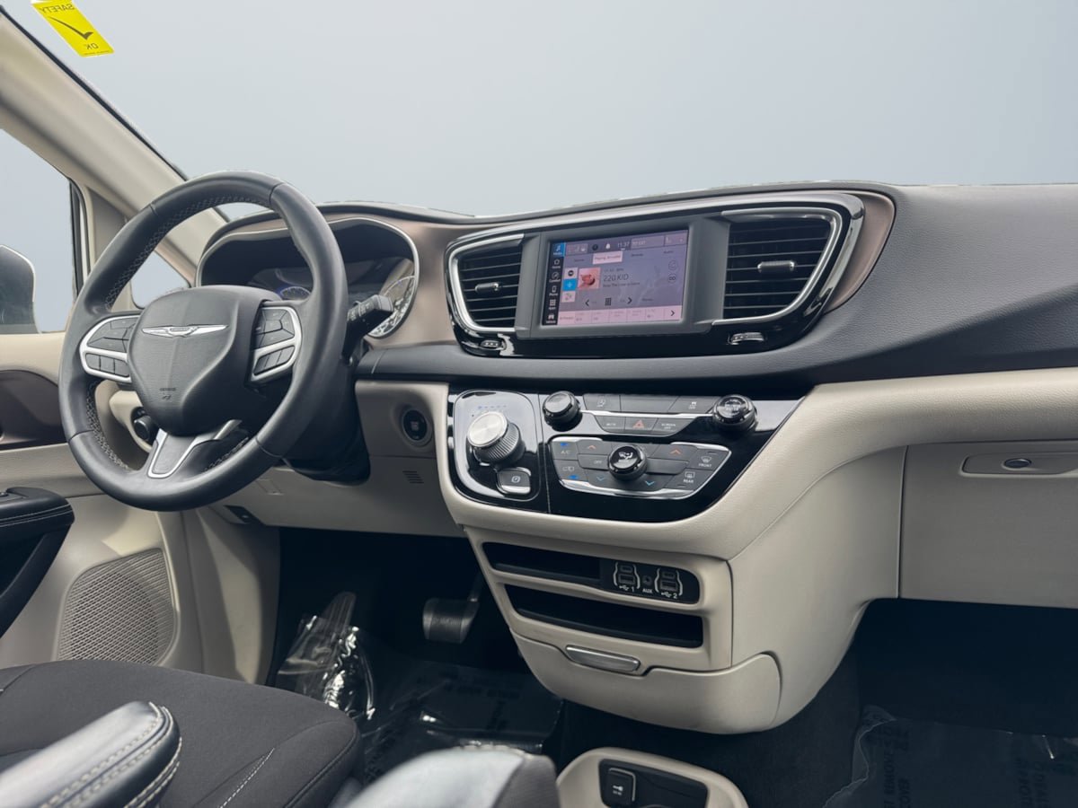 Used 2022 Chrysler Voyager LX FWD image 14