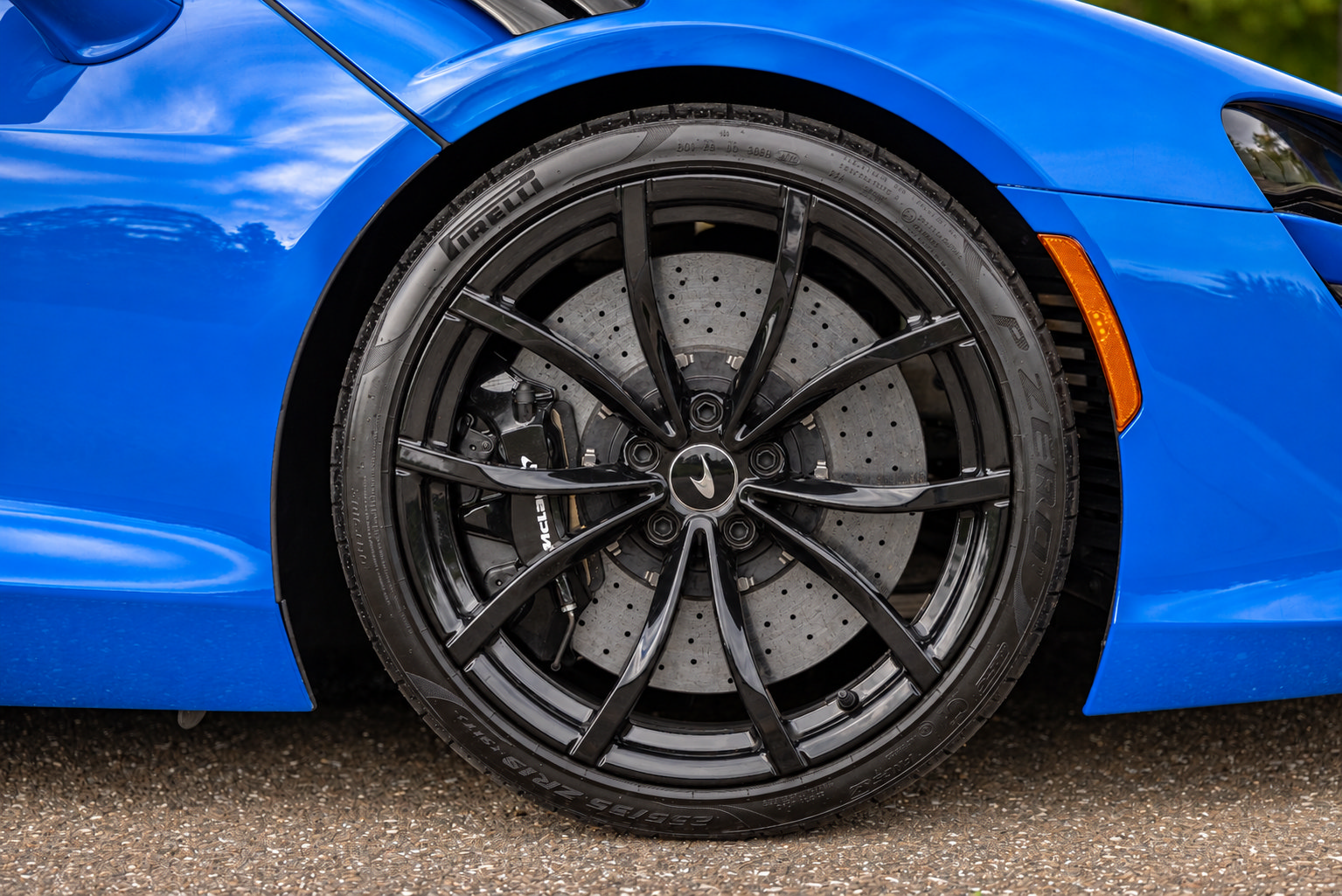 Used 2024 McLaren Artura RWD image 27