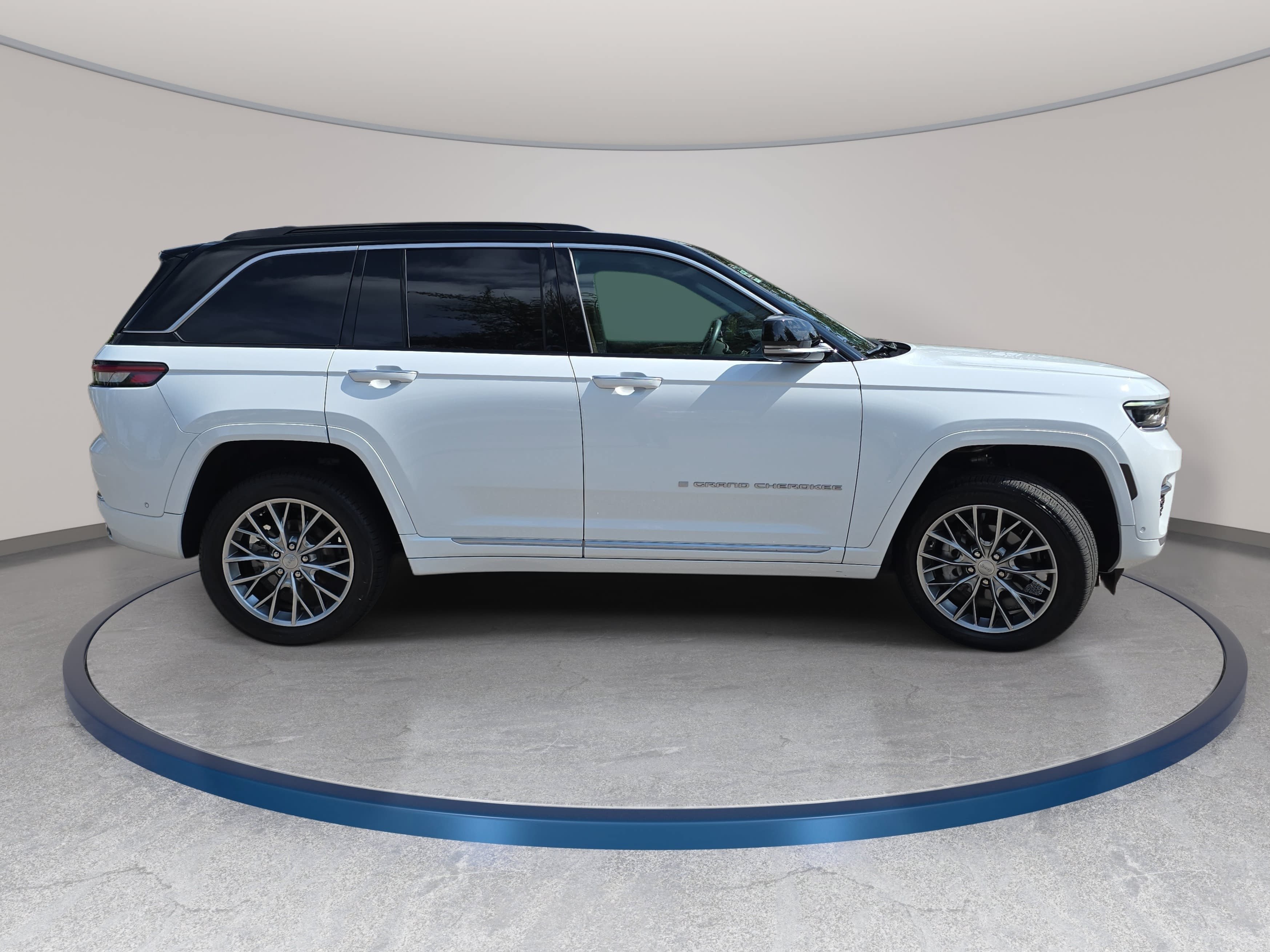 Used 2024 Jeep Grand Cherokee Summit AWD/4WD image 4