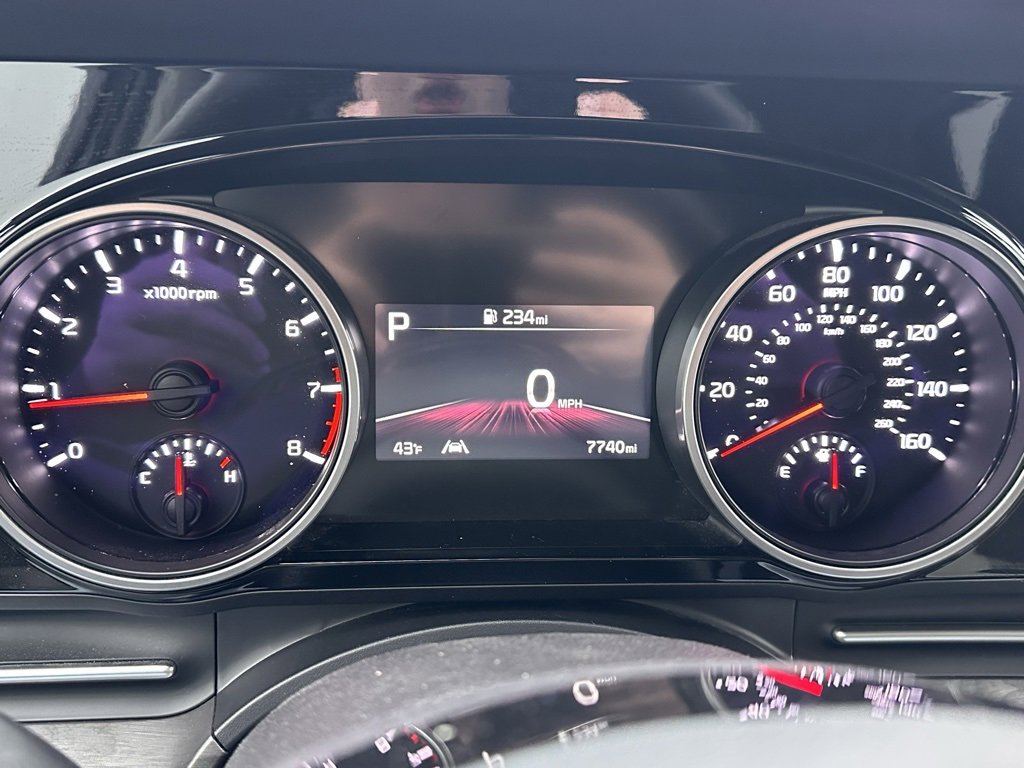 Used 2024 Kia Carnival EX image 22