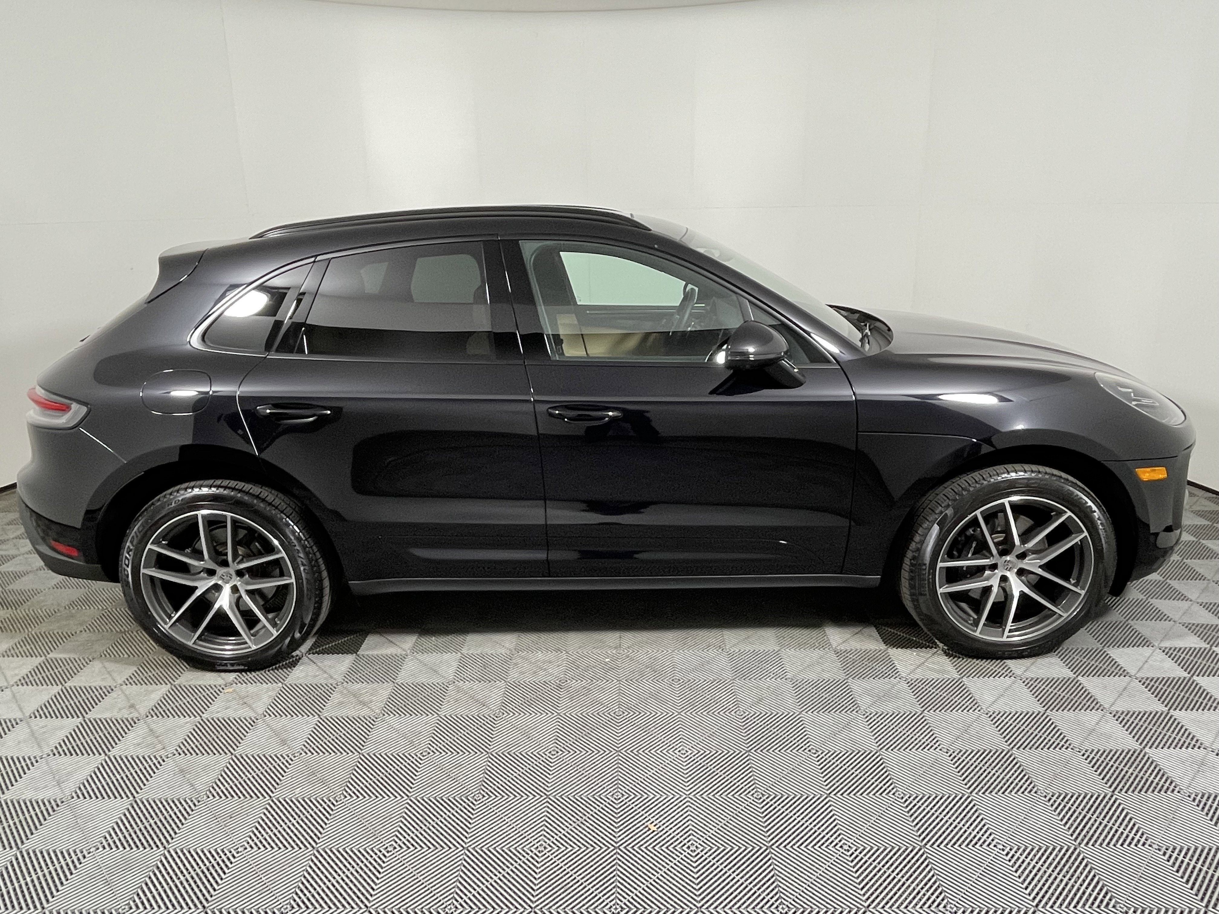 Used 2025 Porsche Macan image 8