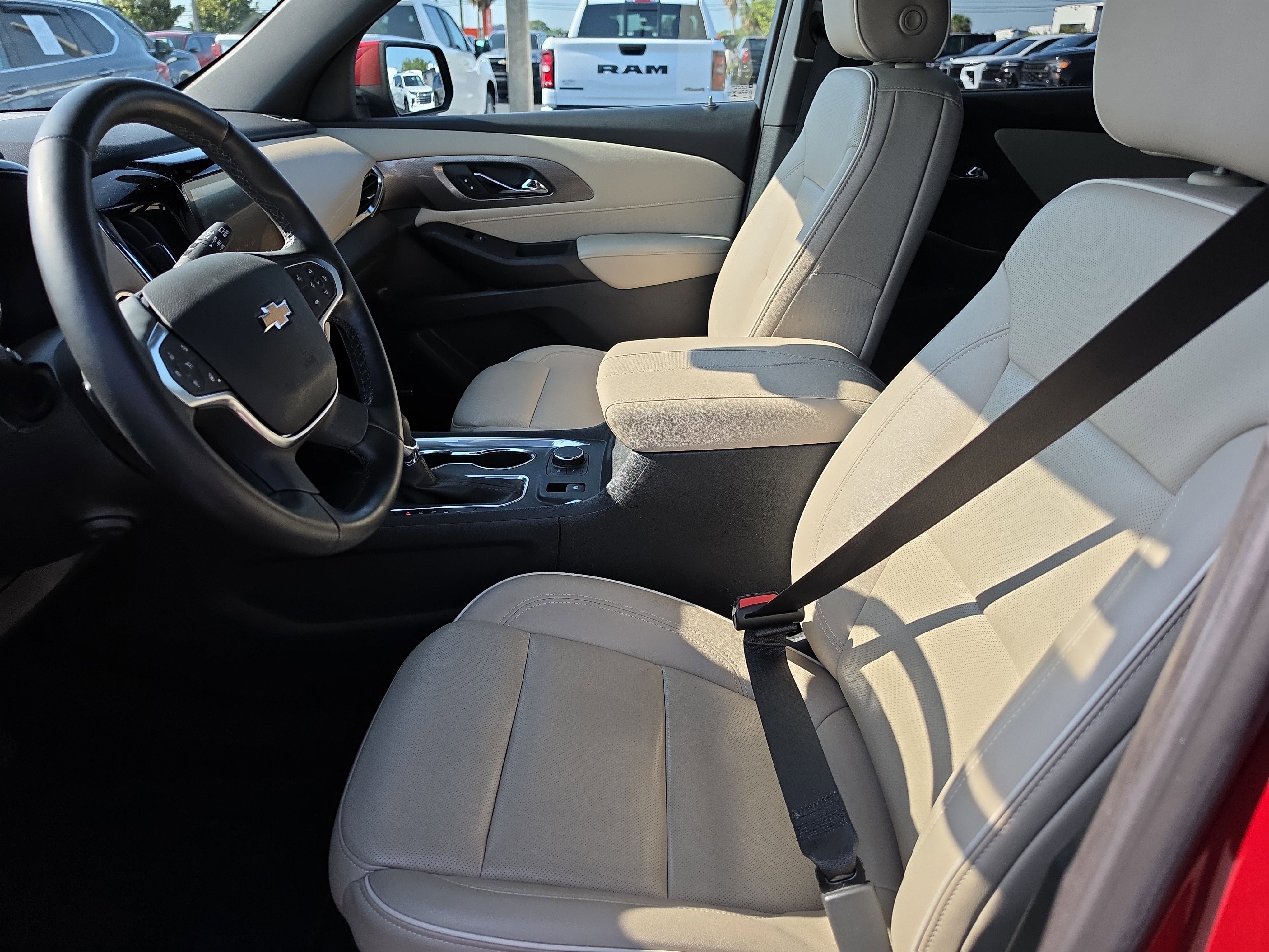 Used 2023 Chevrolet Traverse Premier FWD image 16
