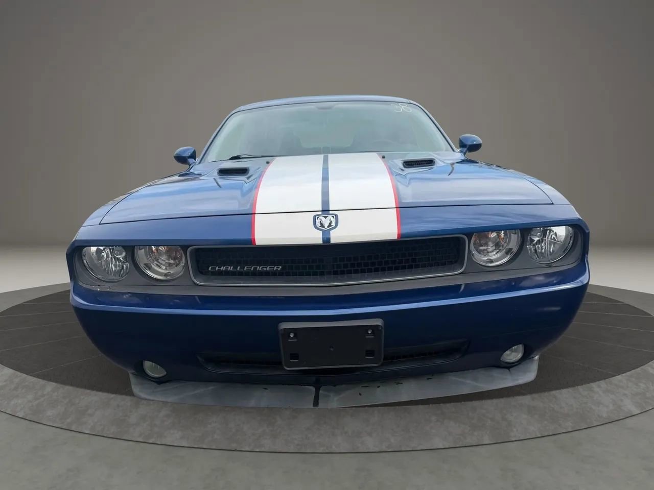 Used 2010 Dodge Challenger SE image 2