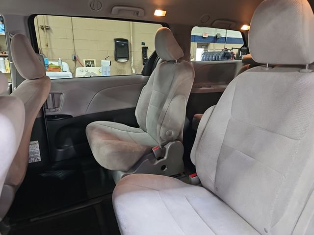 Used 2020 Toyota Sienna L image 21