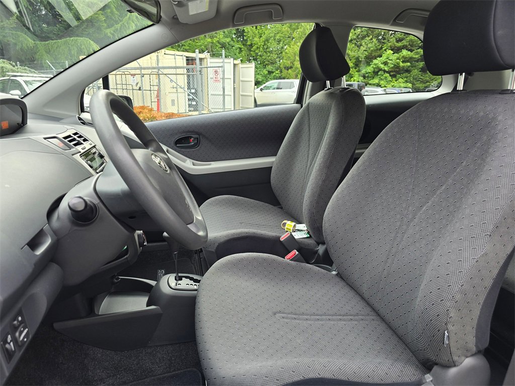 Used 2011 Toyota Yaris Base image 11