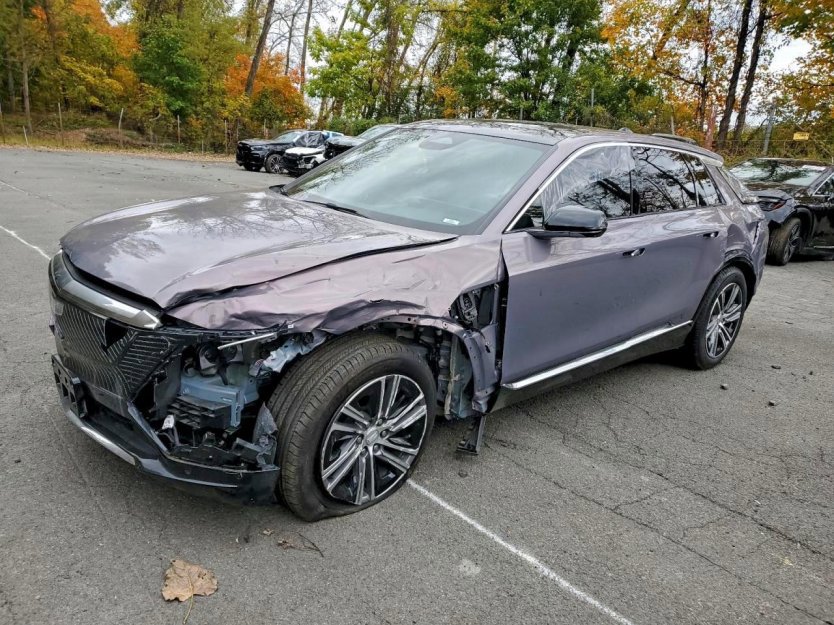 Used 2024 Cadillac Lyriq Luxury AWD/4WD image 2