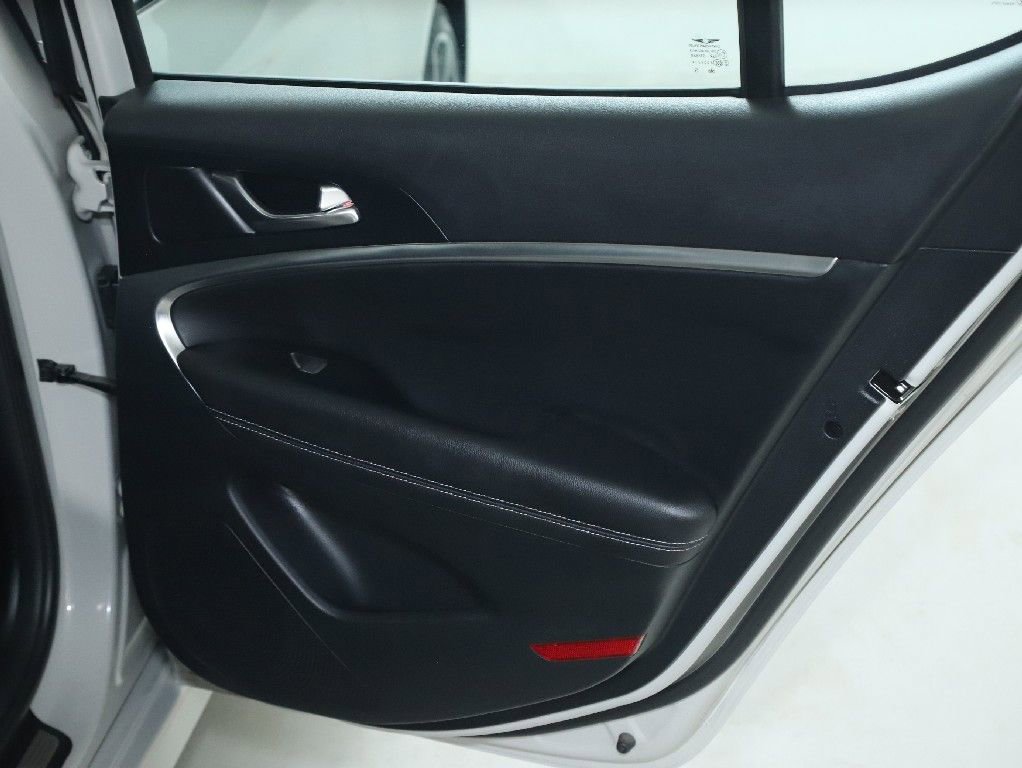 Used 2025 Genesis G70 2.5T image 32