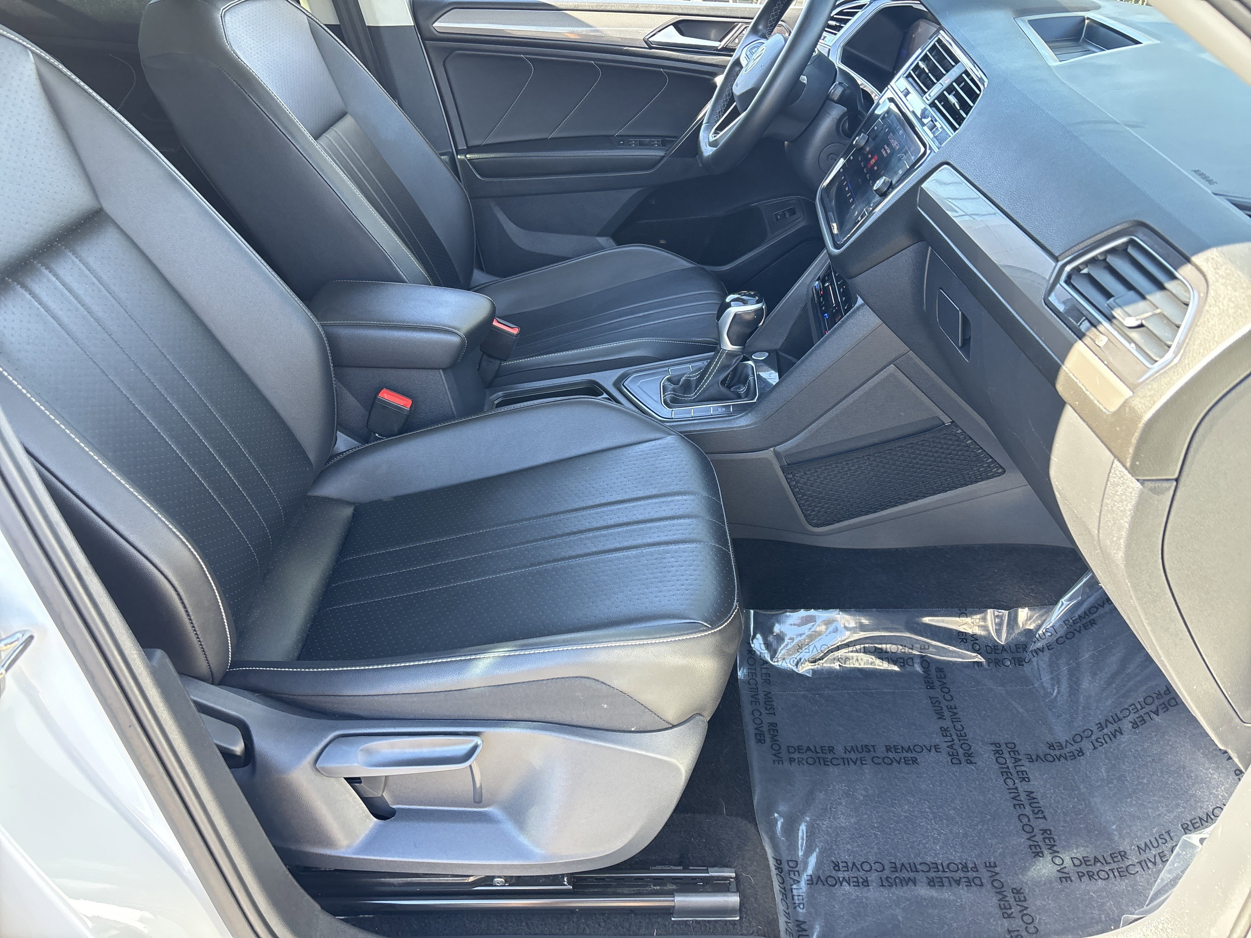 Used 2022 Volkswagen Tiguan SE w/ Panoramic Sunroof Package image 10