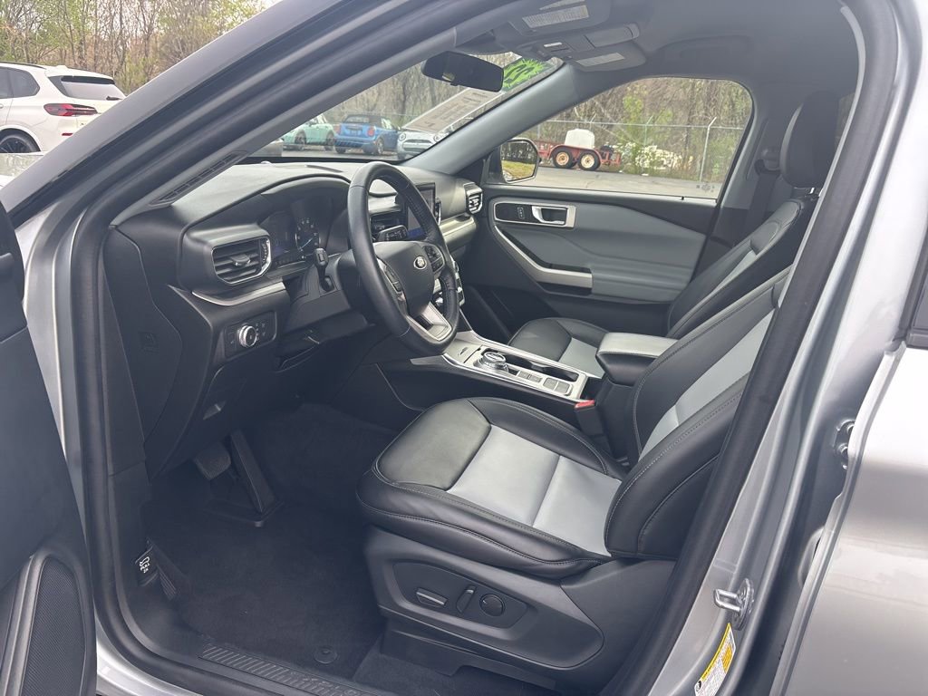 Used 2022 Ford Explorer XLT w/ Equipment Group 202A image 11