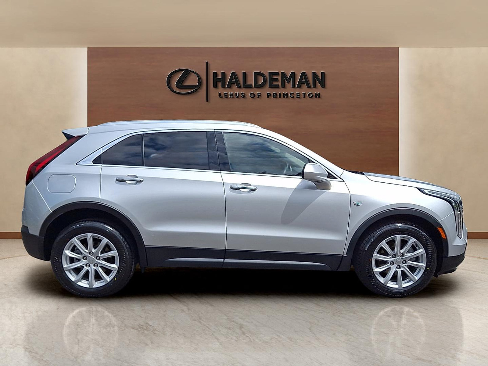 Used 2021 Cadillac XT4 Luxury w/ Cold Weather Package AWD/4WD image 7