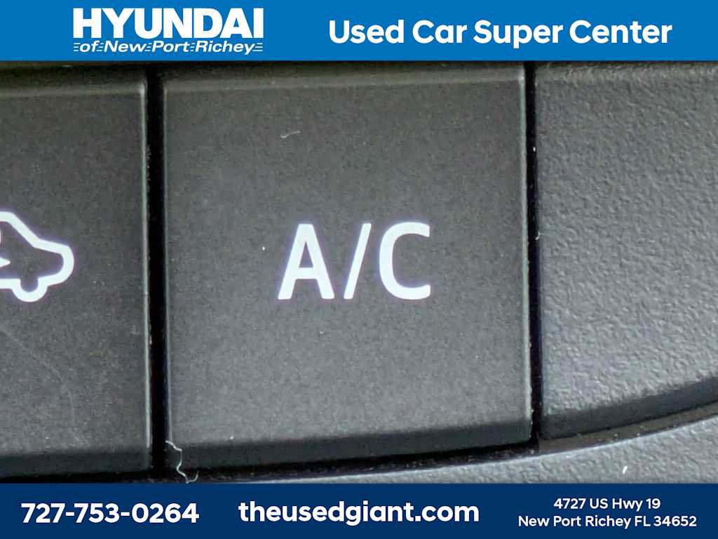 Used 2015 Toyota Corolla LE FWD image 21