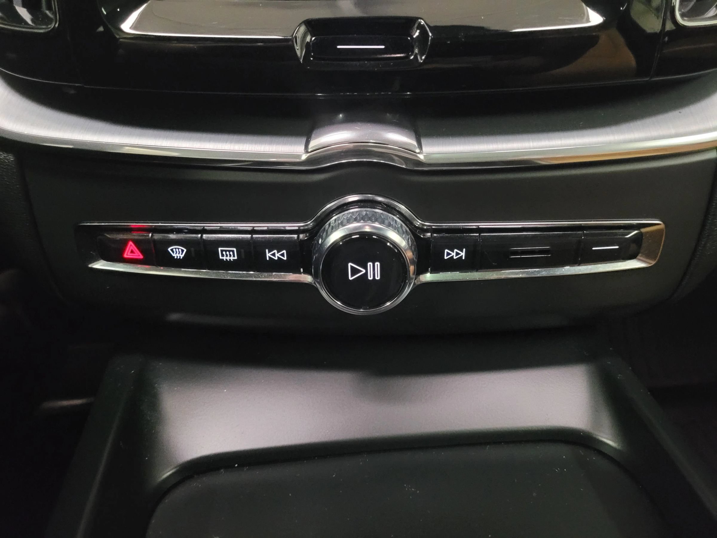Used 2018 Volvo XC60 T5 Momentum w/ Vision Package AWD/4WD image 27