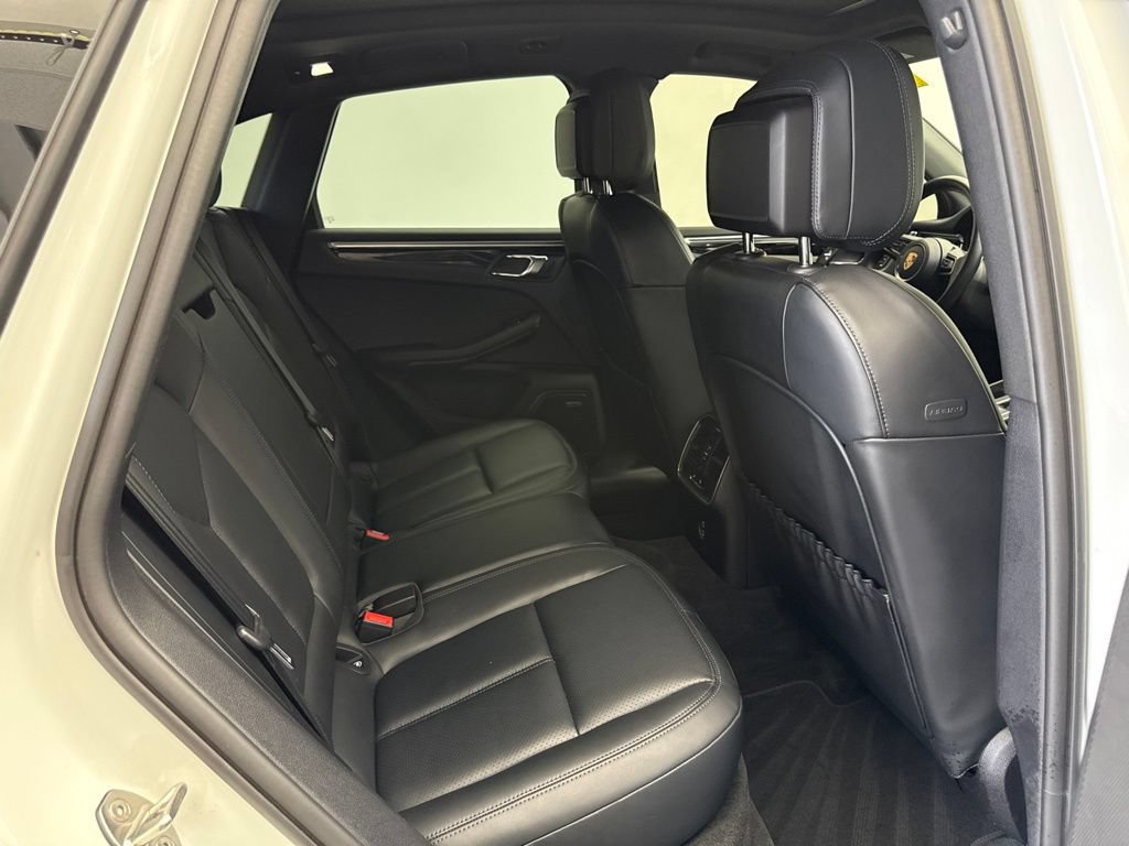 Certified 2024 Porsche Macan AWD/4WD image 25