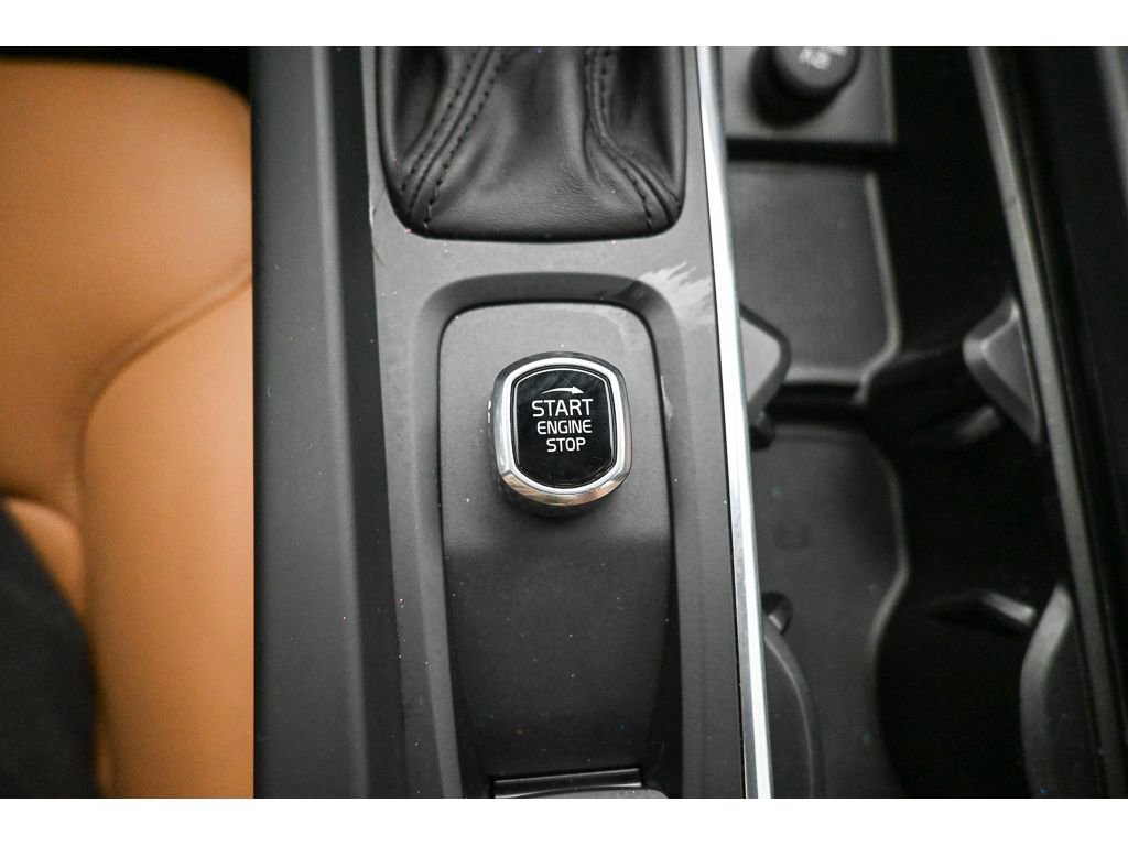 Used 2018 Volvo XC60 T6 Momentum w/ Vision Package image 45