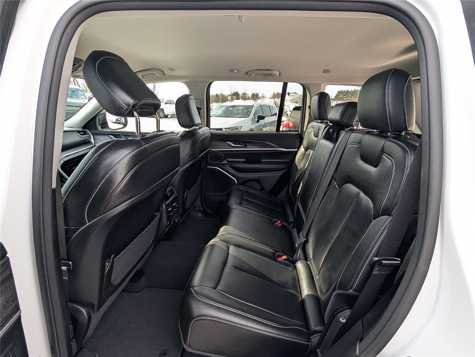 Used 2023 Jeep Grand Cherokee Limited w/ Black Appearance Package image 13