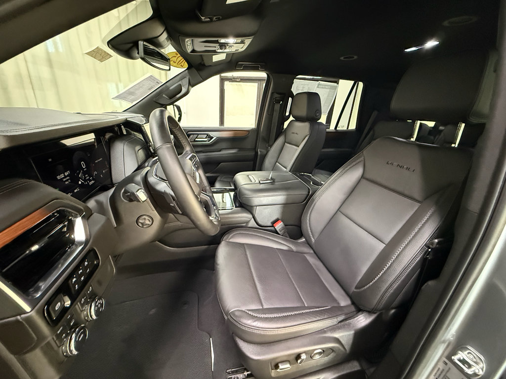 Used 2025 GMC Yukon Denali AWD/4WD image 32