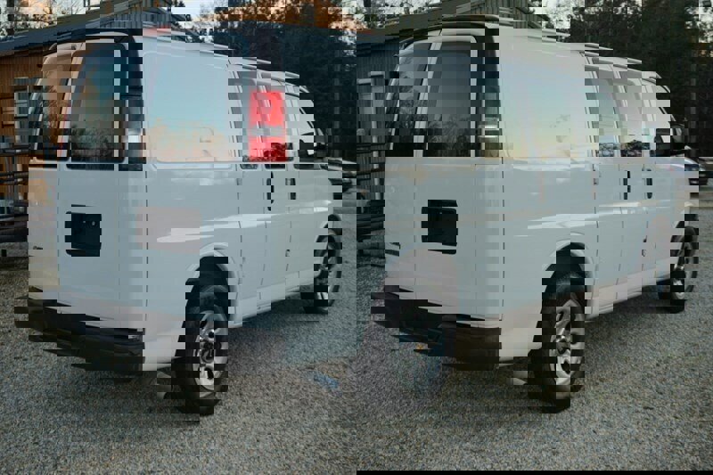 Used 2010 Chevrolet Express 1500 image 17