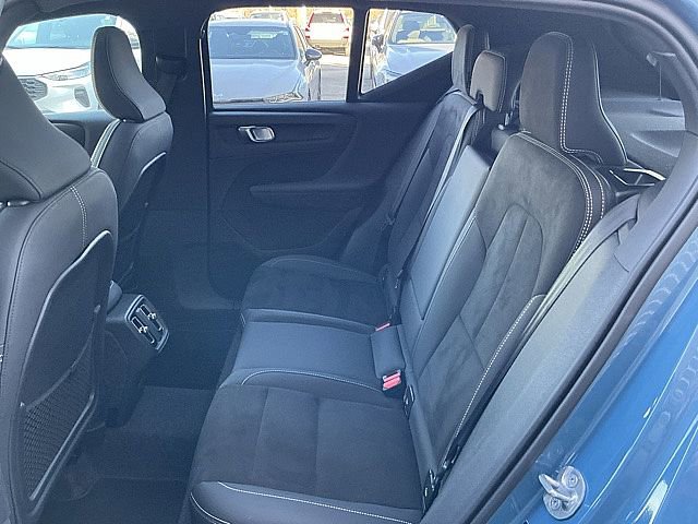 Used 2025 Volvo XC40 B5 Plus image 14