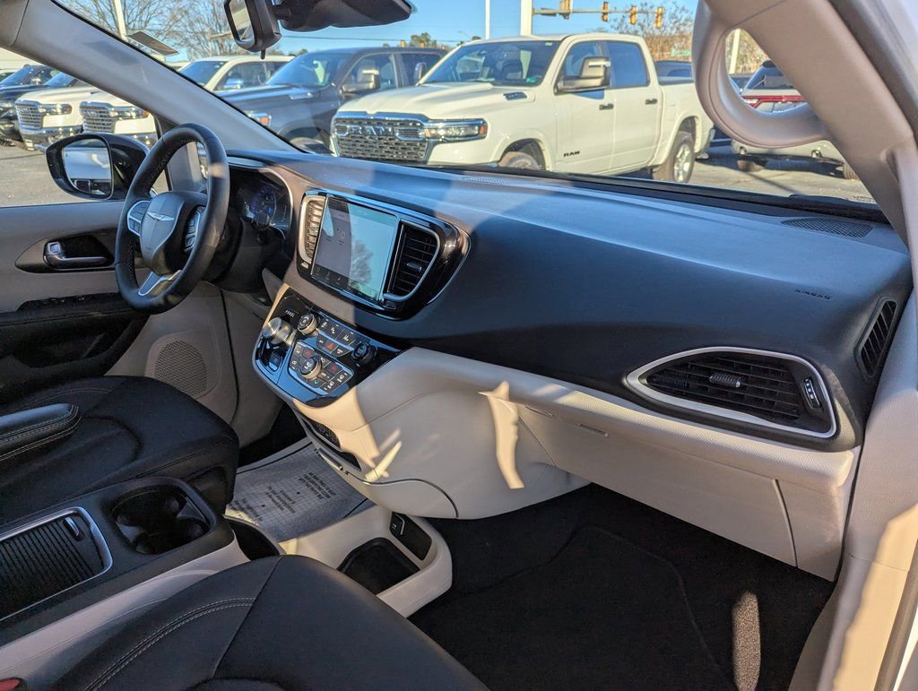 Used 2024 Chrysler Pacifica Touring-L image 19