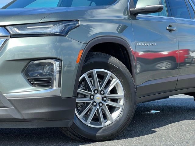 Used 2023 Chevrolet Traverse LT FWD image 2