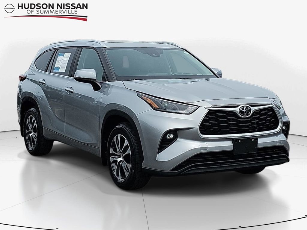 Used 2023 Toyota Highlander XLE FWD image 1