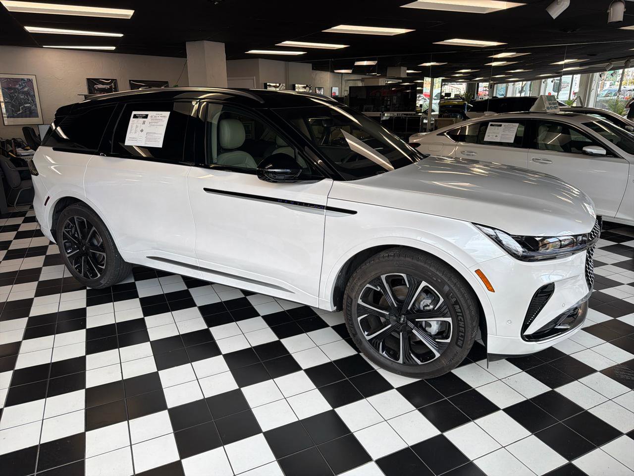 Used 2024 Lincoln Nautilus Reserve w/ Equipment Group 202A image 3