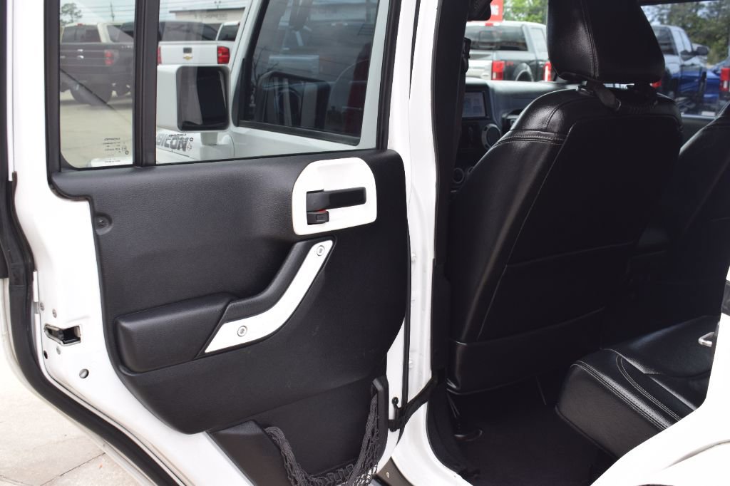 Used 2016 Jeep Wrangler Unlimited Rubicon w/ Connectivity Group image 11