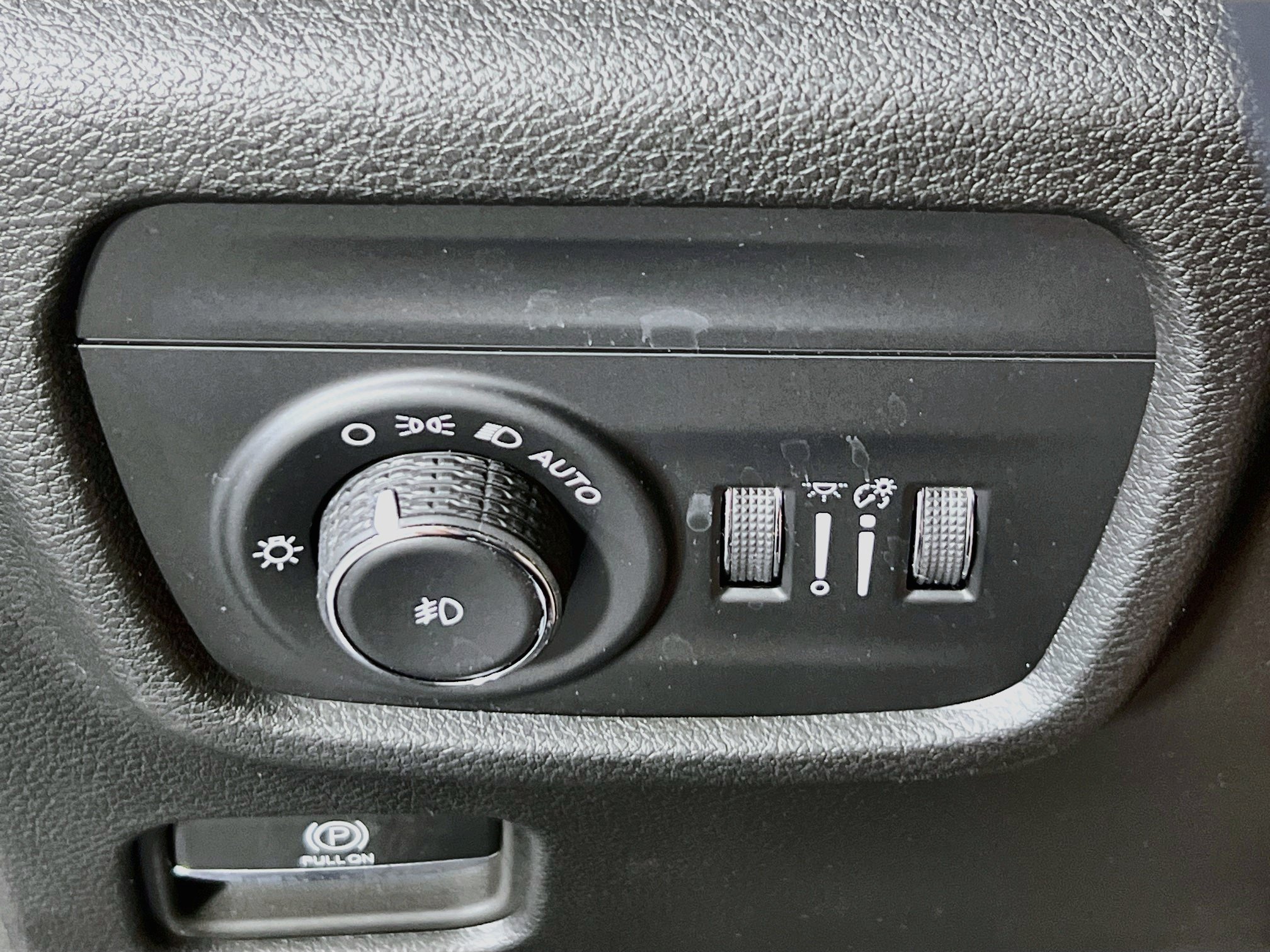 Used 2023 Jeep Grand Cherokee Limited w/ Black Appearance Package AWD/4WD image 10