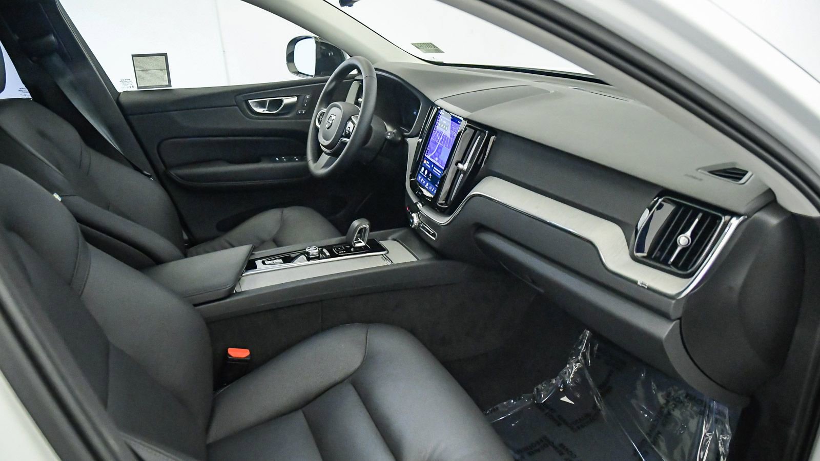 Certified 2025 Volvo XC60 B5 Plus AWD/4WD image 16