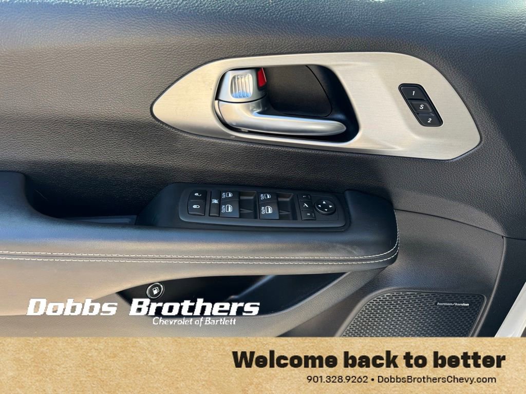 Used 2022 Chrysler Pacifica Limited w/ Uconnect Theater Family Group FWD image 13